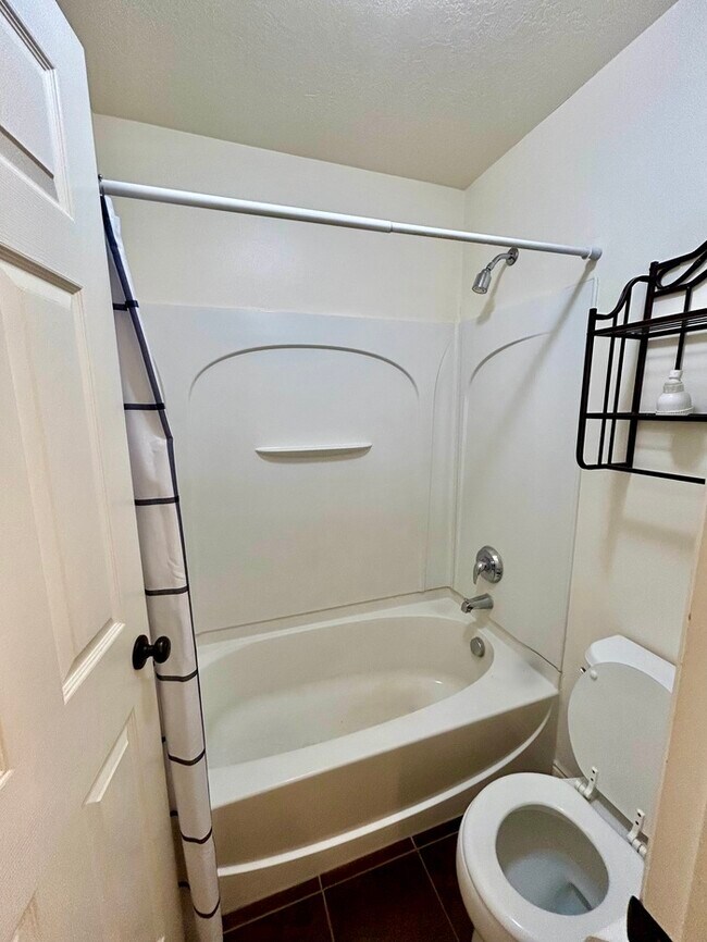 Building Photo - Bright 3-Bed, 2-Bath Condo with Mountain Views & Community Amenities