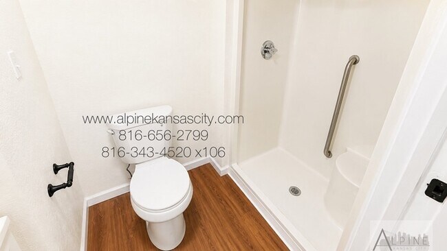 Building Photo - Spacious Home in Oak Park SW