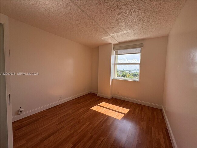 Building Photo - 10140 W Bay Harbor Dr