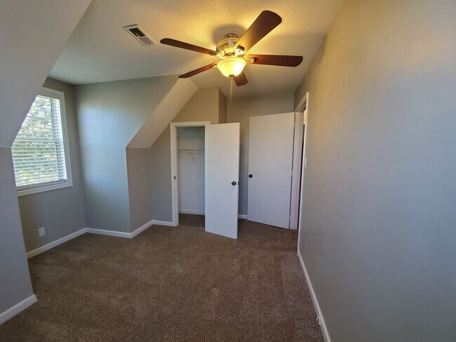 Building Photo - 3406 Oak Lawn Dr