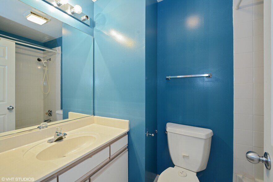 Upstairs common full bath - 1560 N Saint Marks Pl
