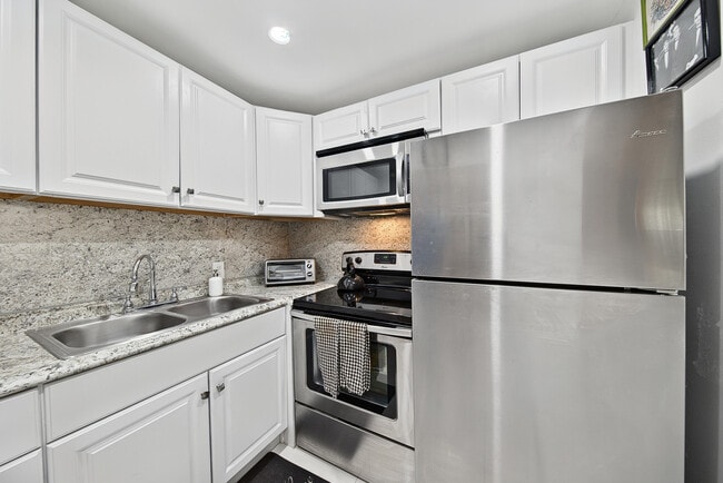 Building Photo - 96 Fanshaw Dr
