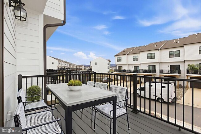 Building Photo - 332 Ensemble Wy