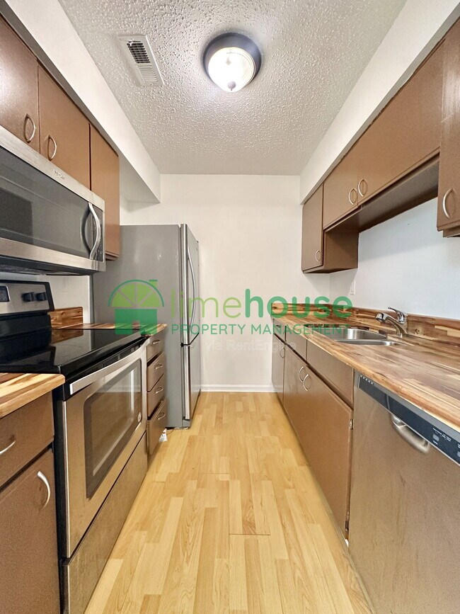 Building Photo - 3207 Creekside Dr