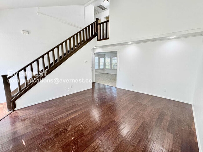 Building Photo - 3 Bed/1.5 Bath Home with Garage / Pet-Frie...