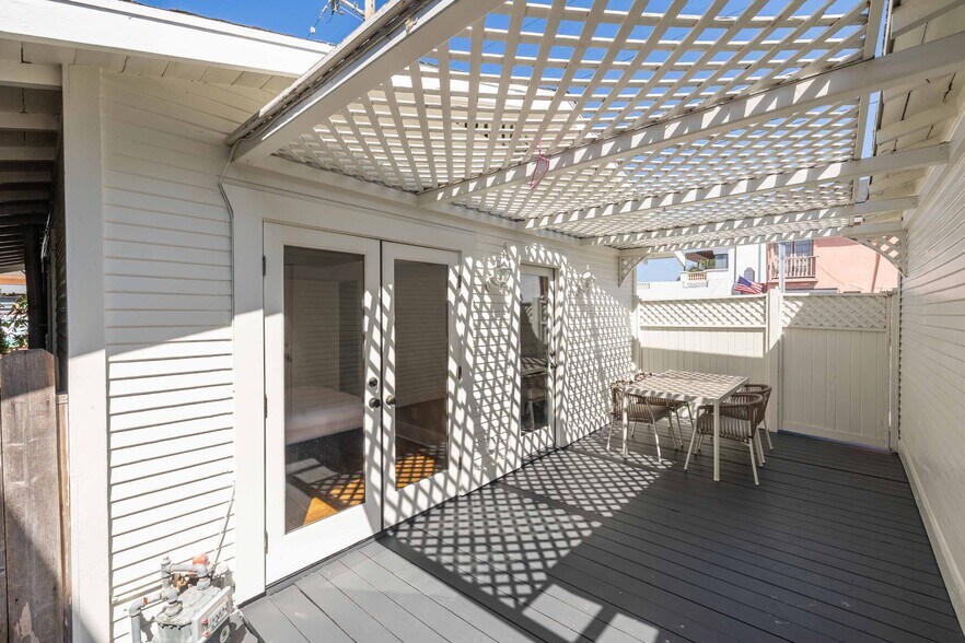 Building Photo - 208 8th St