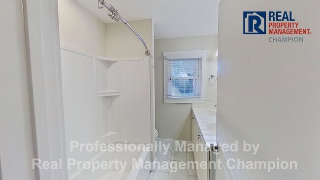 Building Photo - Updated 3 BD/2BA Home w/Spacious Rooms and...