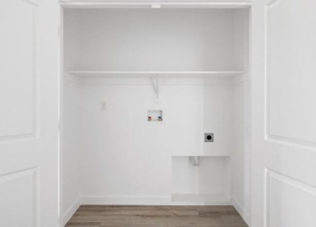 Building Photo - Like New 3 Bd 2.5 Bath Townhome
