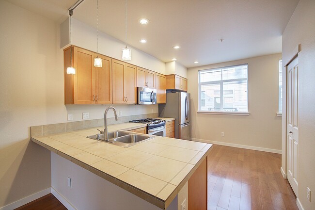Building Photo - 2Bd/1.75Ba Issaquah Townhouse