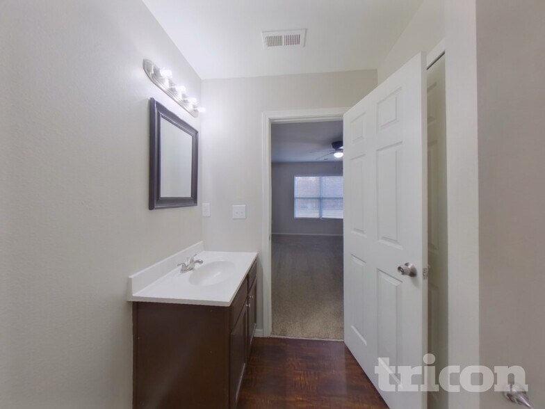 Building Photo - 4116 Larkhaven Village Dr