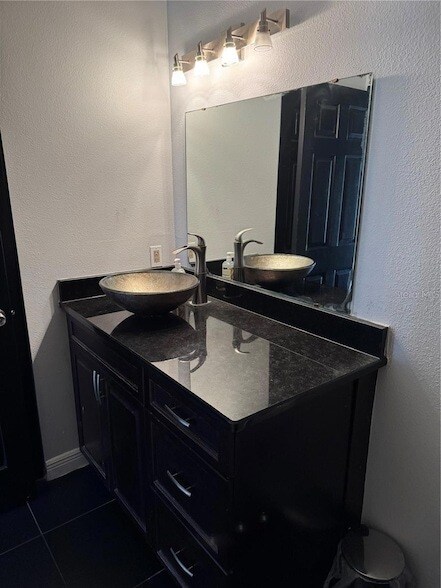 Building Photo - 1950 Summer Club Dr