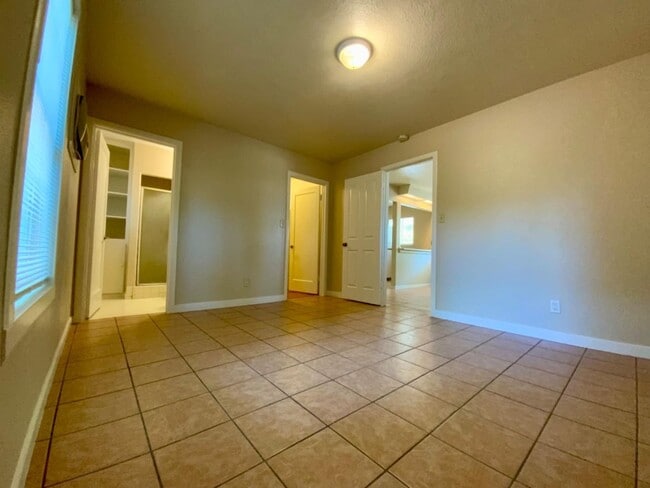 Building Photo - Absolutely ADORABLE/Spacious 2/2 Duplex!  ...
