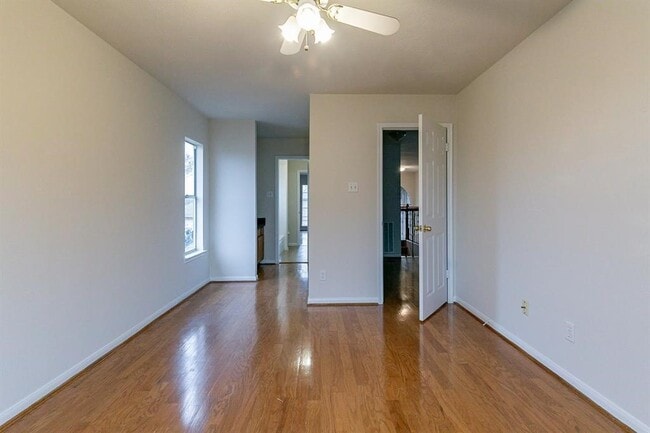 Building Photo - 8315 Mission Estates Dr