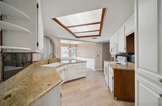 Building Photo - Located in a cul-de-sac, this 3 bedroom, 2 bath, 2 car garage home boasts over 2000 sq ft and a g...