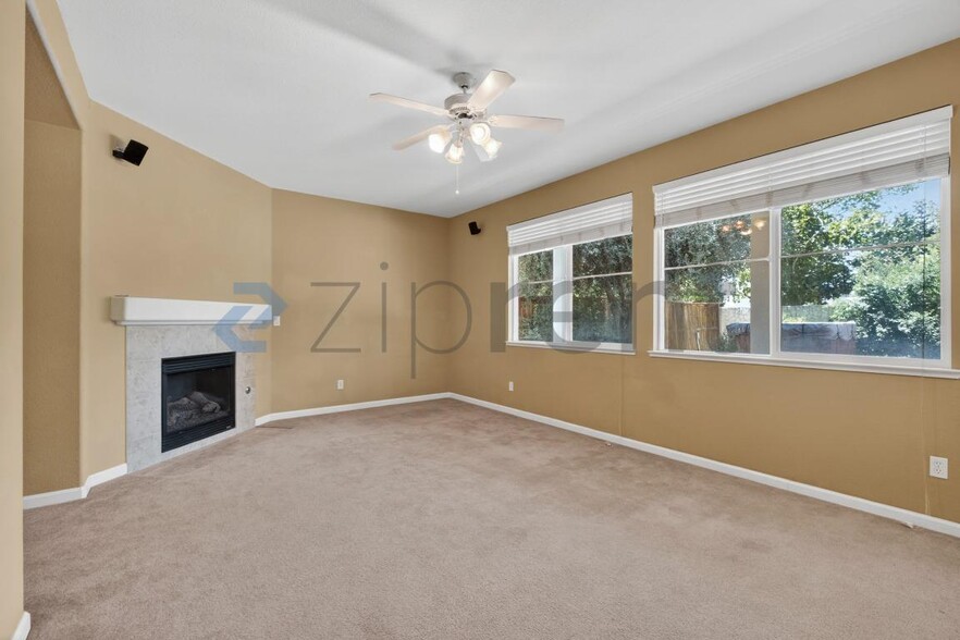 Building Photo - Unit
