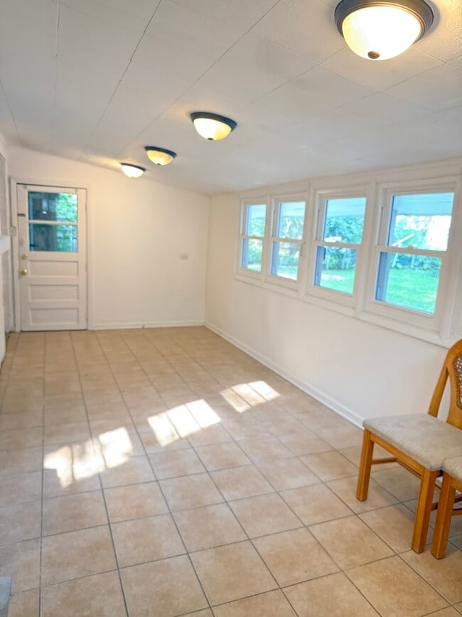 Building Photo - 533 Redwood Rd