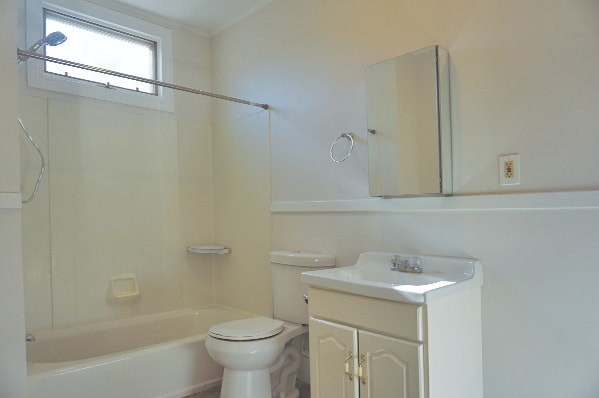 Building Photo - 25 Maple St