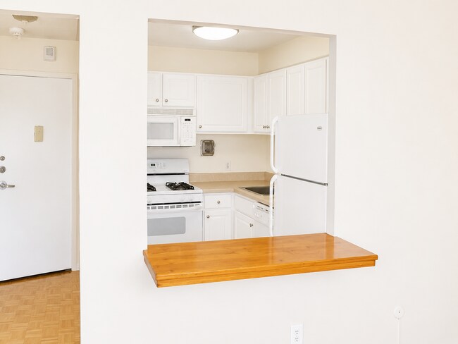 Building Photo - Pond View! Near Longwood Medical Area, Green line-D Brookline Village!