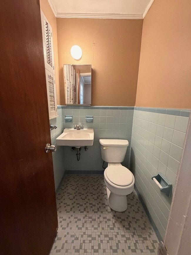 Building Photo - Fenced in Yard!