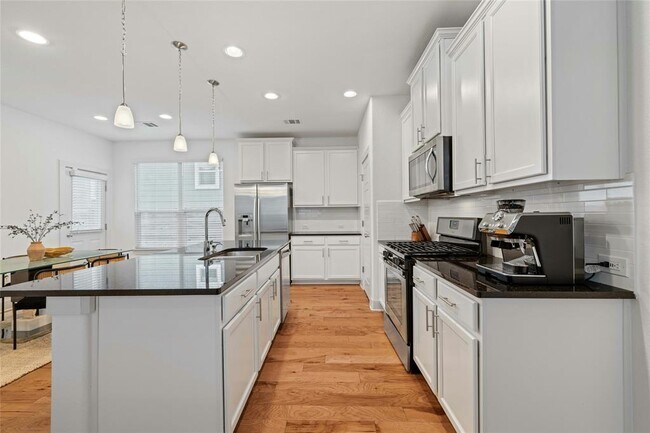 Building Photo - 2313 Capulet St