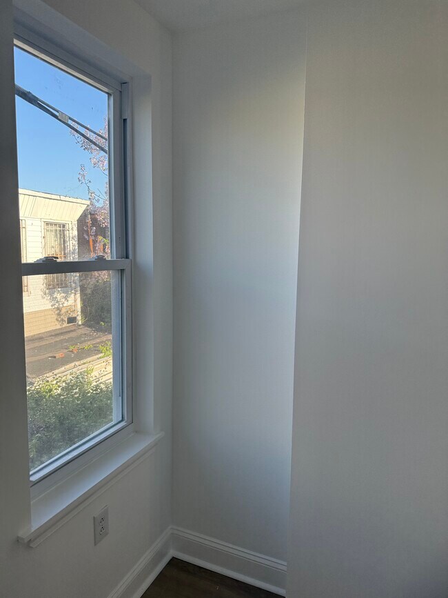 Building Photo - 2431 N Bancroft St