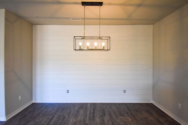 Building Photo - 4 Bedroom 2 Bathroom Home In Farmington, AR.