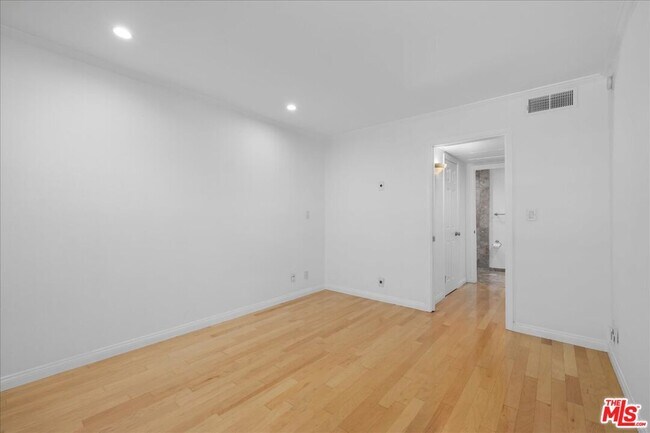 Building Photo - 740 Kings Rd