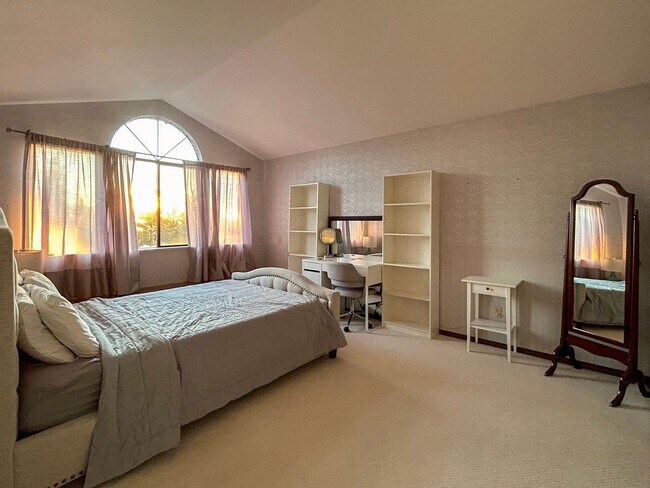 Building Photo - Elegant 4-bed, 4-bath