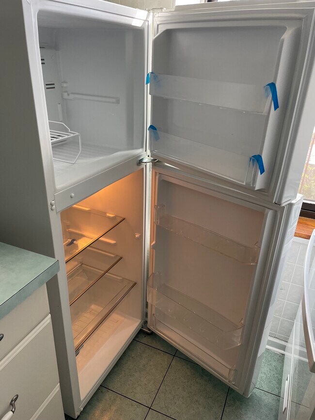 Refrigerator - 67-30 Dartmouth St
