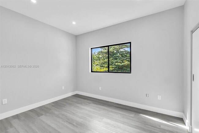 Building Photo - 808-810 SW 9th St