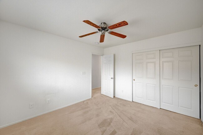 Building Photo - Beautiful 3 bedroom/2.5 baths located acro...