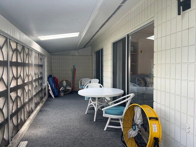 Building Photo - 1205 Tarpon Center Dr