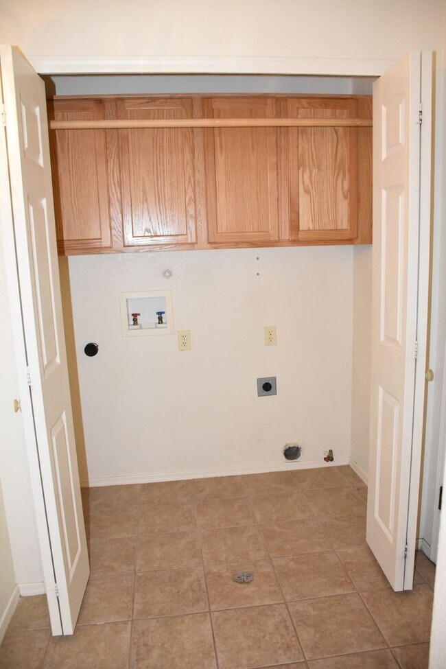 Building Photo - Fabulous Home Close to everything you'll Need in Sierra Vista, Az