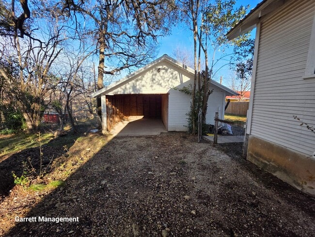 Building Photo - 2/1 House in Lampasas
