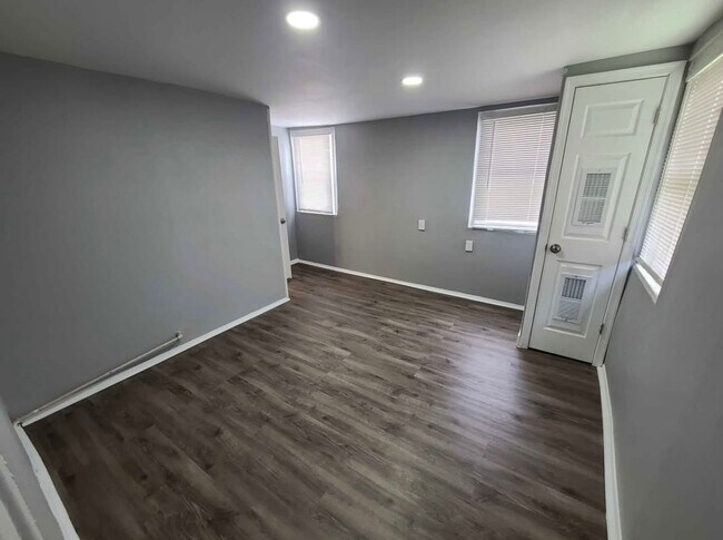 Building Photo - 1900 Deering Ave