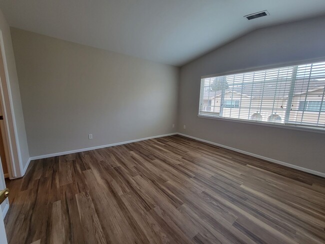 Building Photo - Spacious 2 bed, 2 bath townhome style cond...