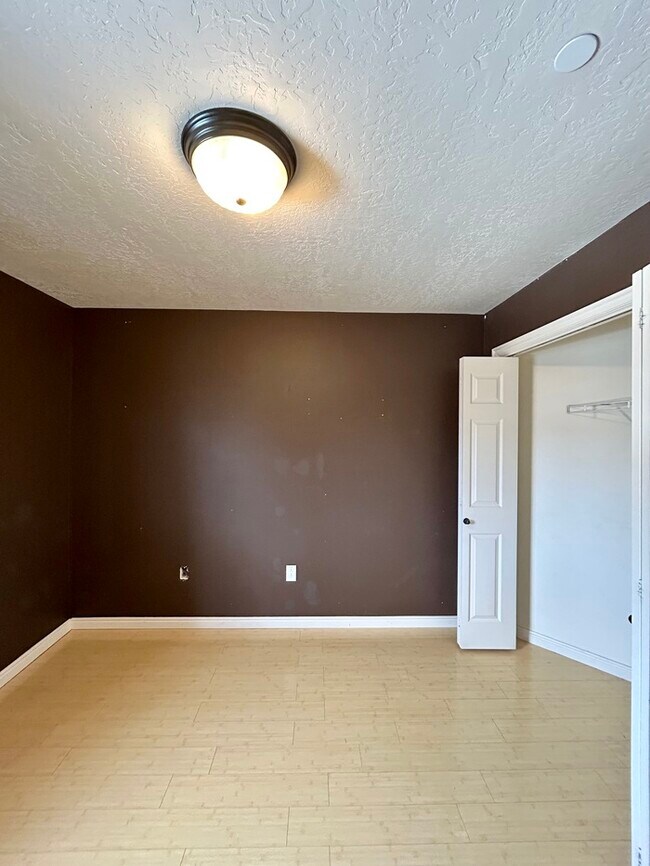 Building Photo - Bright 3-Bed, 2-Bath Condo with Mountain Views & Community Amenities