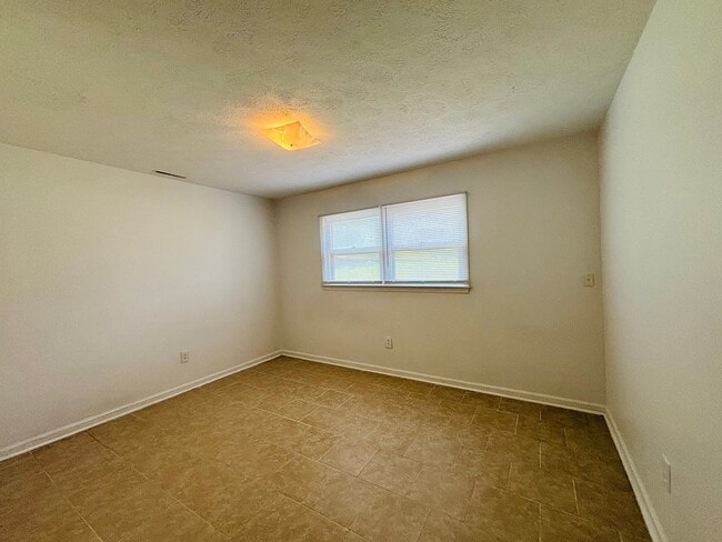 Building Photo - 306 Woodbine Dr