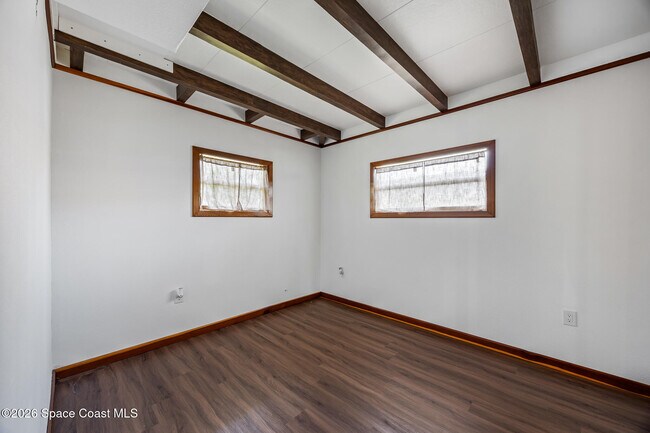 Building Photo - 485 N Shore Dr