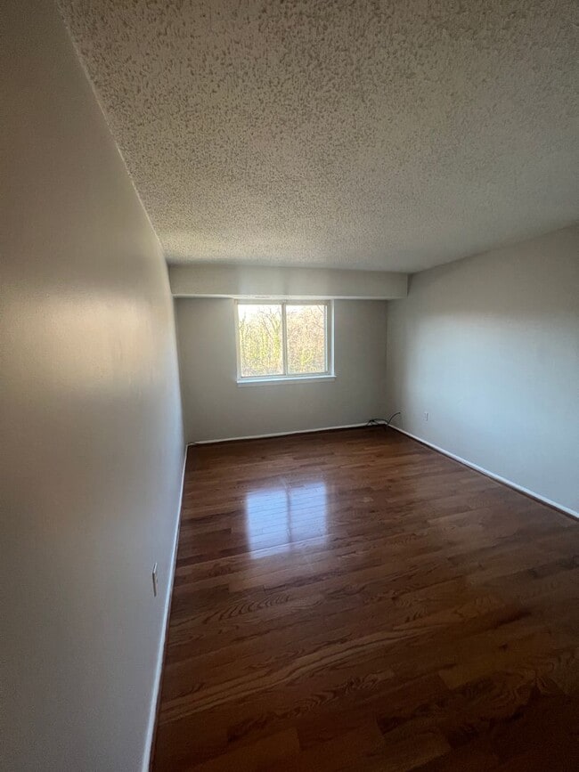 Building Photo - Cozy 3 Bedroom 1 Bathroom Condo- Convenien...