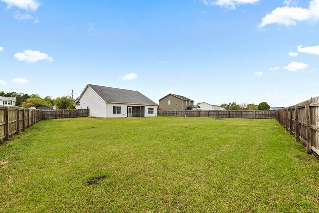 Building Photo - 3 bedroom Ranch Available Now!