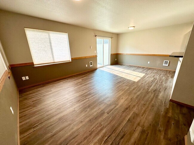Building Photo - Updated Townhouse in Ellenbsurg
