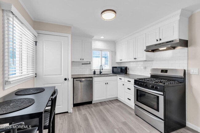 Building Photo - 105 Center St