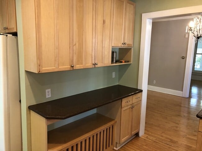 Building Photo - 3BR, 2BA HOME IN UPTOWN AVAILABLE 10/4!