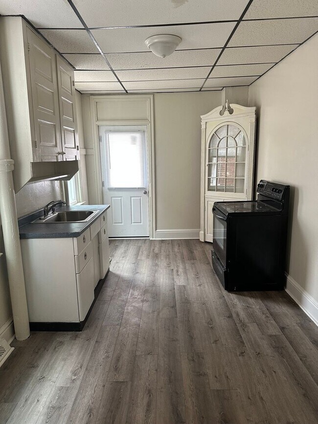 Building Photo - Three bedroom one bath home close route 30