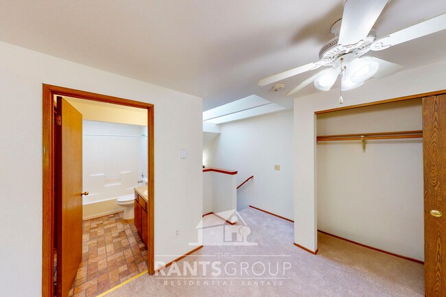 Building Photo - Lovely pet-free end unit in an established...