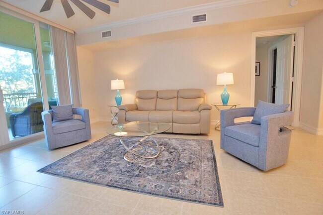 Building Photo - Beautifully decorated split 2/2 in stunnin...