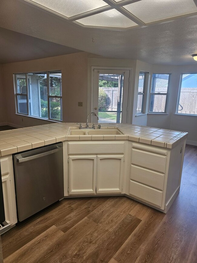 Building Photo - COMPLETELY REMODELED 3 BEDROOM HOUSE IN W. ROSEVILLE!!