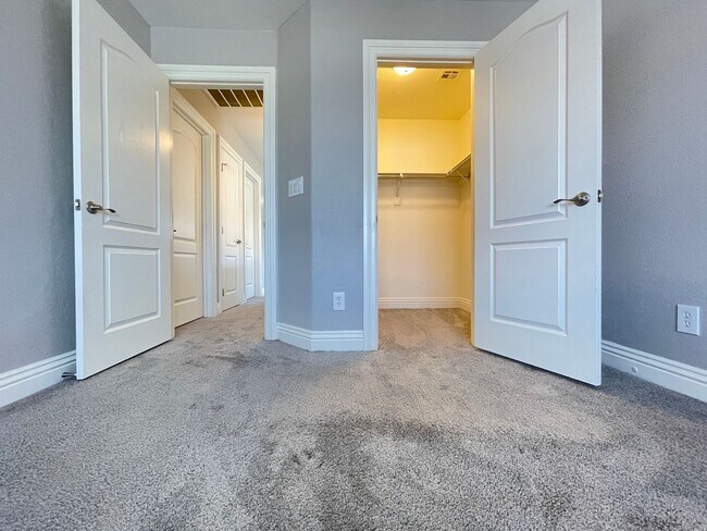 Building Photo - Beautiful 4-Bedroom Home with Den in Mountain’s Edge