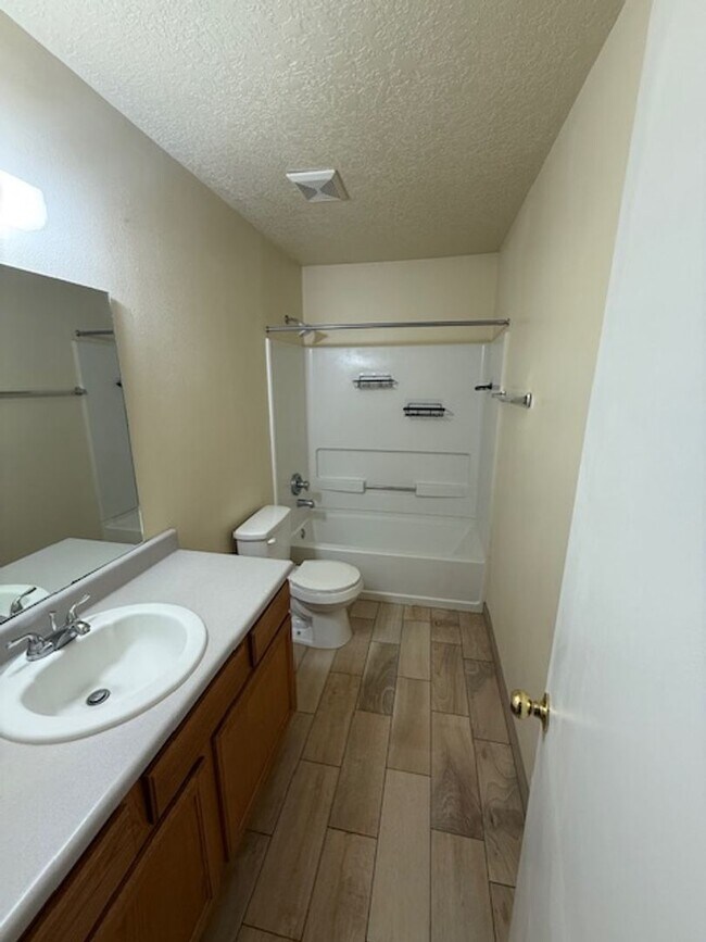 Building Photo - Beautiful Southwest Location 3 bedroom 2 bath 2 car garage